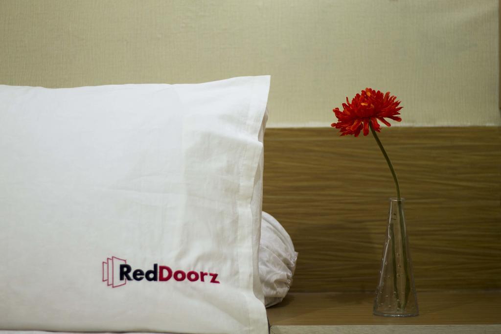 Отель Reddoorz Near Tegalega Park Бандунг Экстерьер фото
